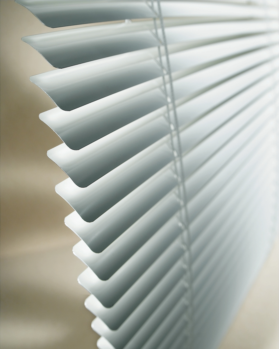 METAL WINDOW BLINDS - DECORATING WITH A METAL WINDOW BLIND